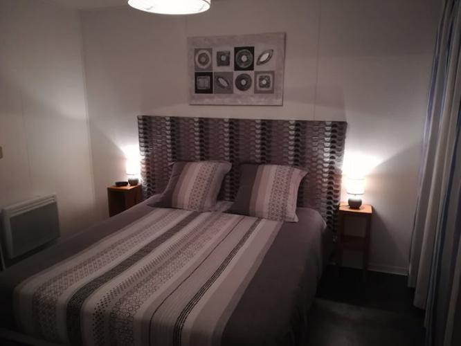 Chambre avec le grand lit