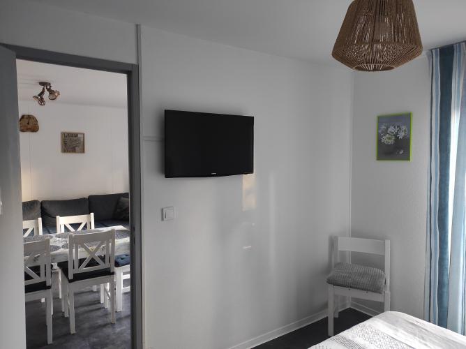 tv dans la chambre  adulte